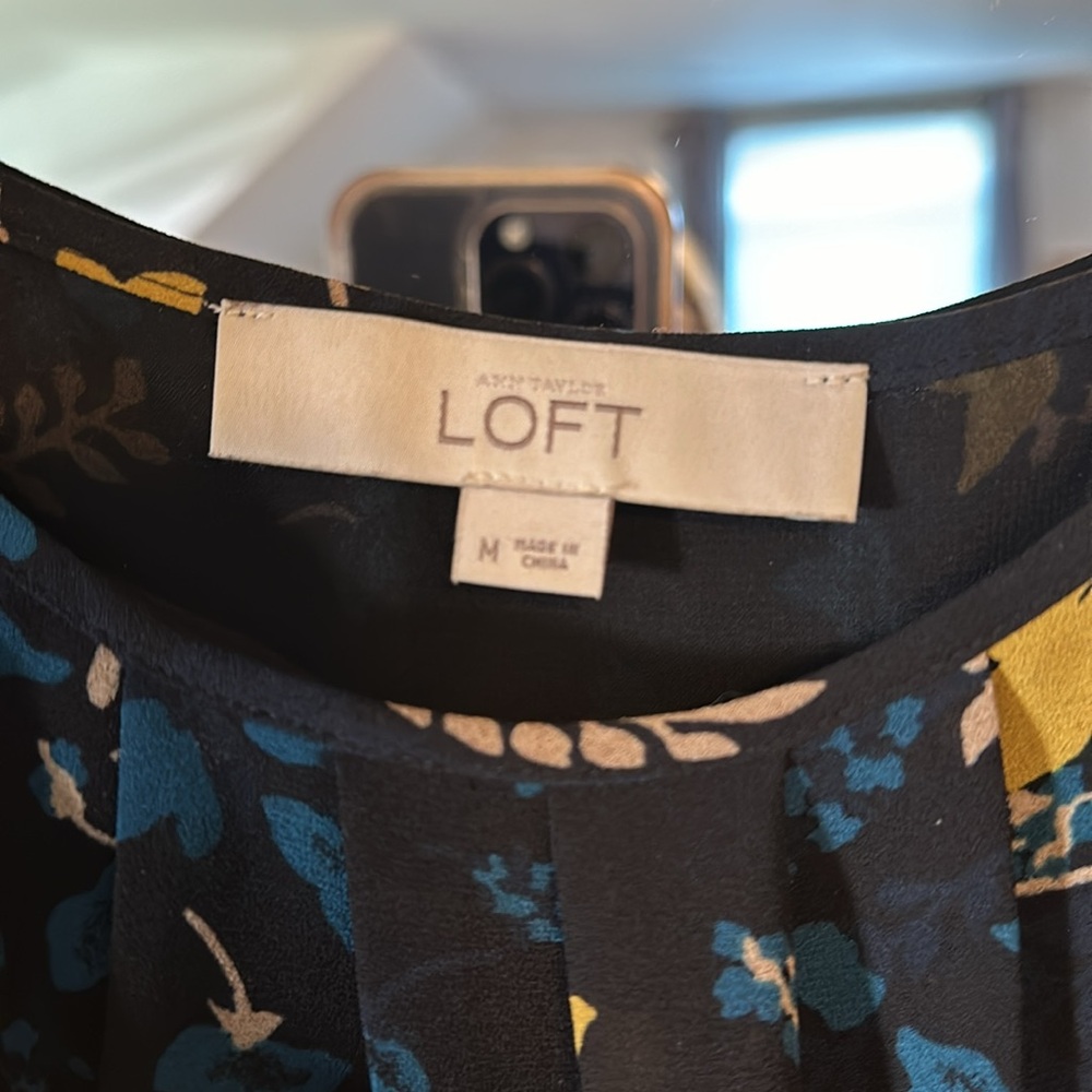 Loft shell. Navy blue floral. Medium - Picture 2 of 3
